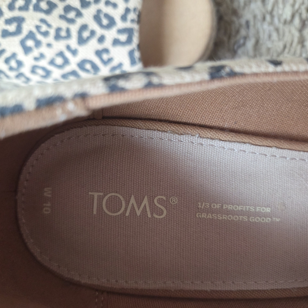 TOMS Women's Leopard Print Shoes - Picture 4 of 5